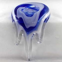Glas Kantenhocker Abb. 01, blau mit transparentem weiß