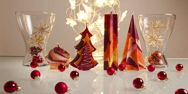 Tannenbaumkerzen und Windlichter zum Weihnachtsfest